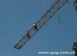 兩萬元工錢引糾紛，包工頭爬上30米塔吊討薪